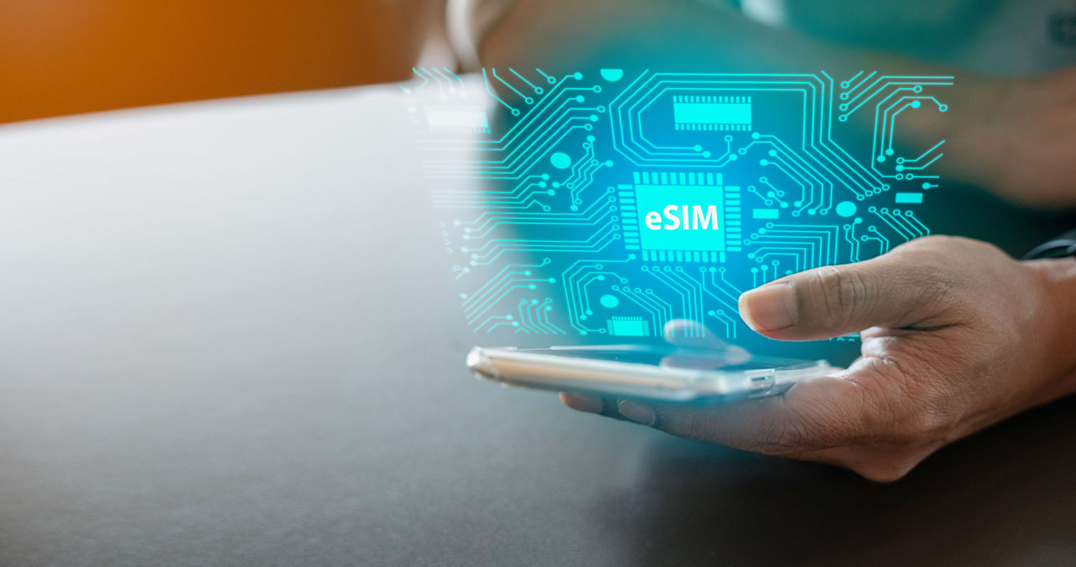 eSIM-device-held-in-hand-smaller_1(1)